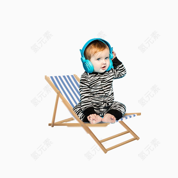 婴儿听音乐带着耳机坐着沙滩椅子