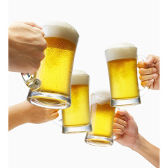 举着啤酒碰杯庆祝