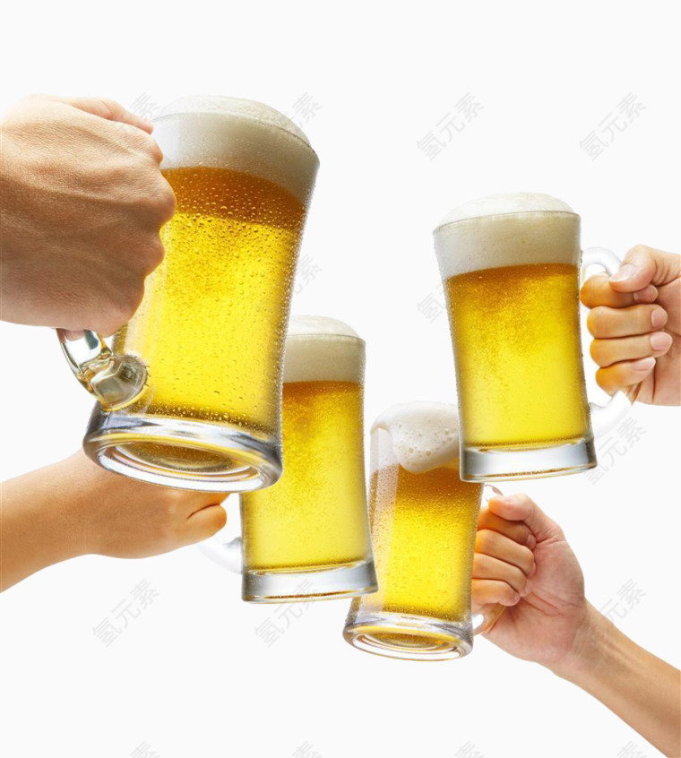 举着啤酒碰杯庆祝