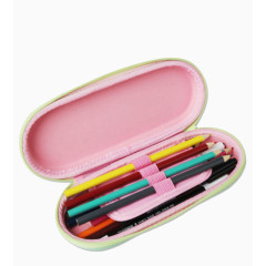 装着彩色笔的笔盒