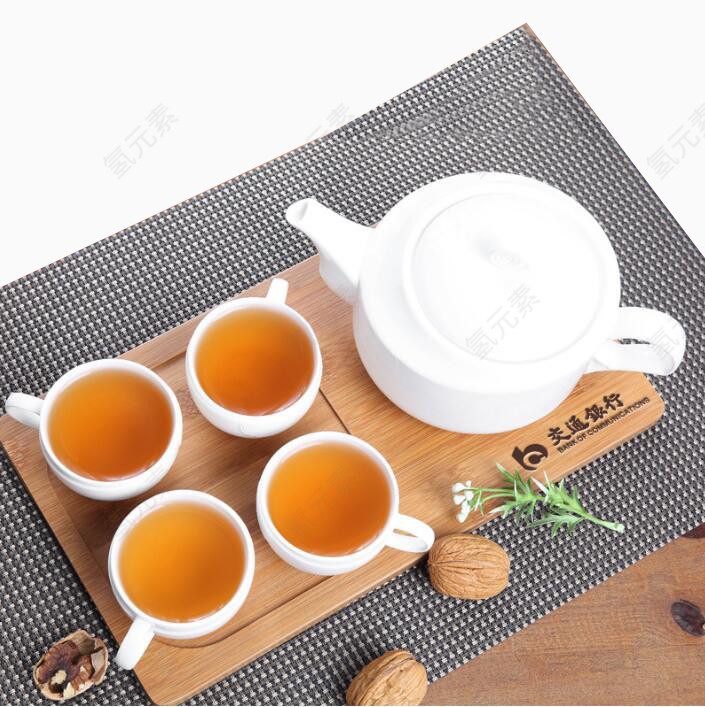 格子布上面的茶杯和茶