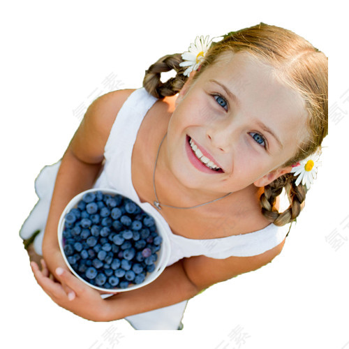 抱着蓝莓的女孩