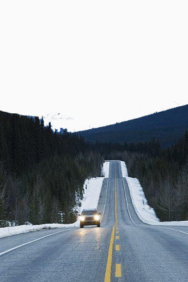 汽车景色公路靠近艾伯塔省加拿大