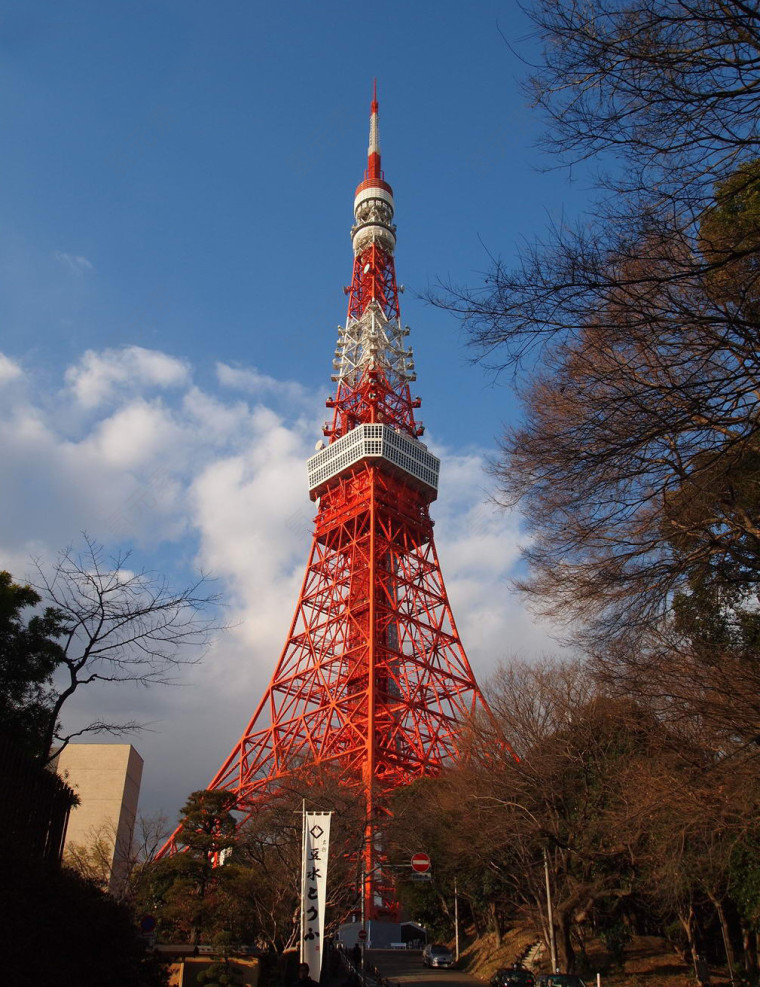 蓝天下的东京铁塔