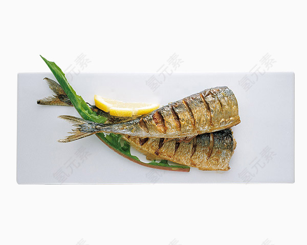 韩式白盘子上的熏鱼