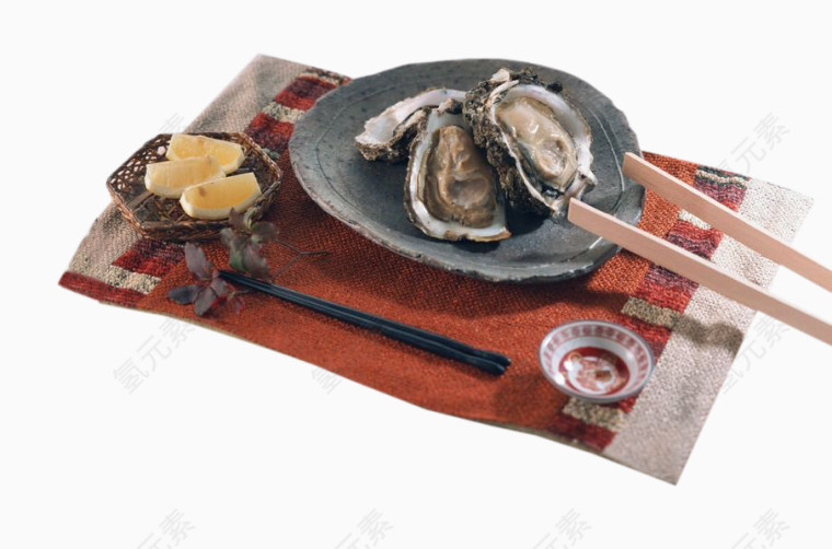 碟子的生蚝和筷子食物