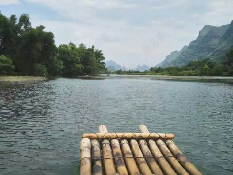 水中的竹筏
