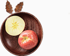 一个半糖心苹果放在盘子里