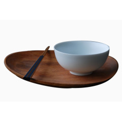 木盘子里的碗和筷子