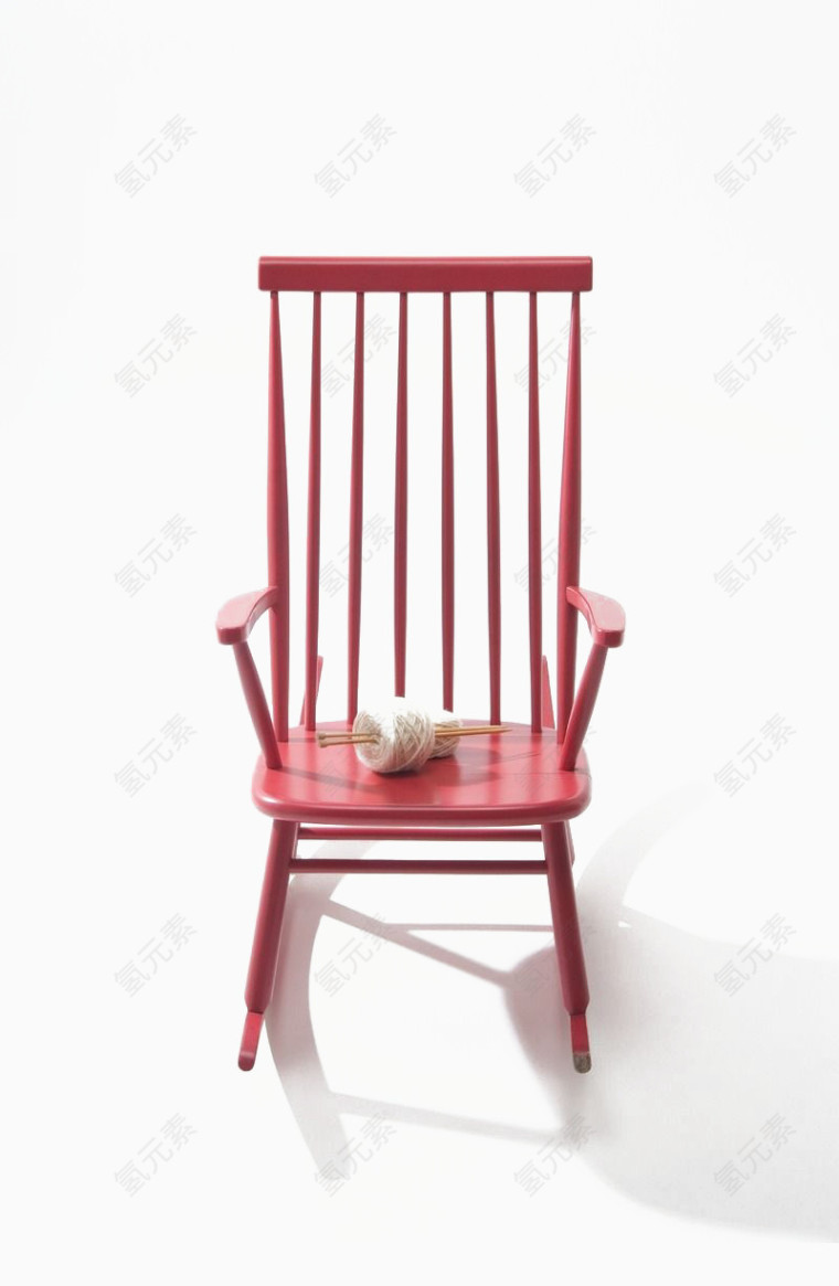 红色的靠背木椅