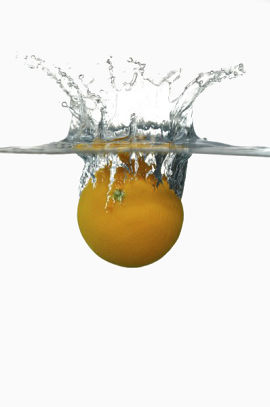 沉入水中的黄色橙子