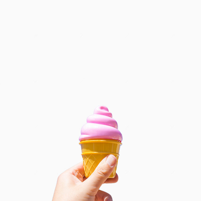 手持粉红冰淇淋下载