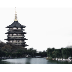 湖边的雷峰塔