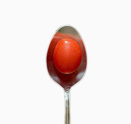 勺子上的小西红柿