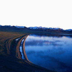 西藏纳木措湖的湖岸边