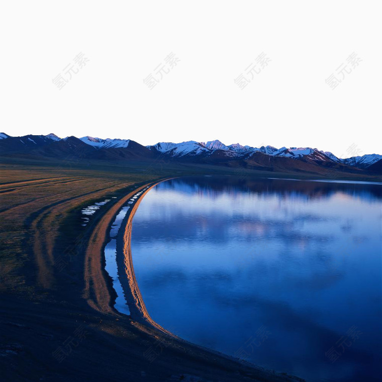 西藏纳木措湖的湖岸边