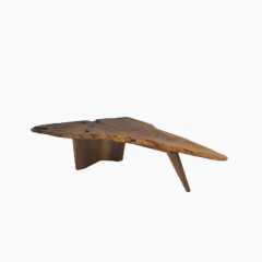 形状奇特的木桌