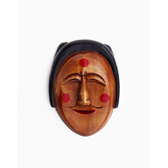 红褐色的木制男子面具