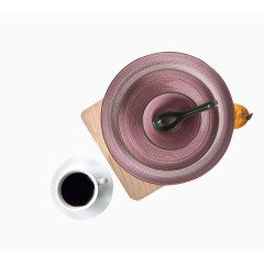浅紫色盘子与咖啡杯