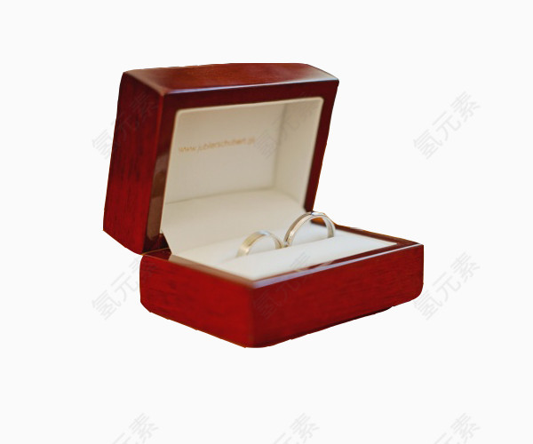 装有情侣戒指的首饰盒