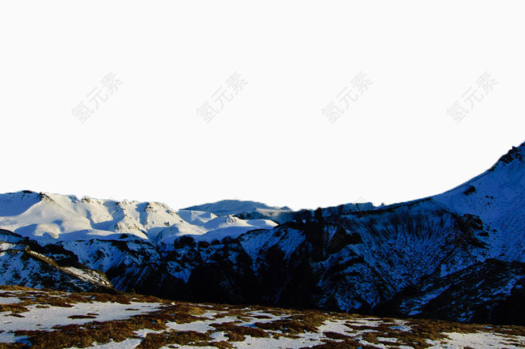 被雪山覆盖的火山