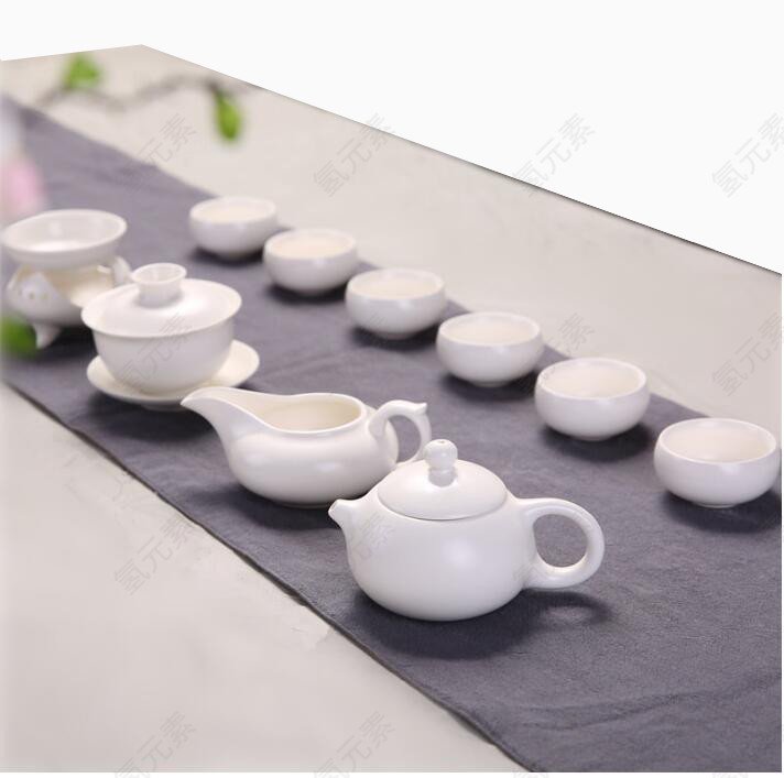 白色的茶具和蓝色的布