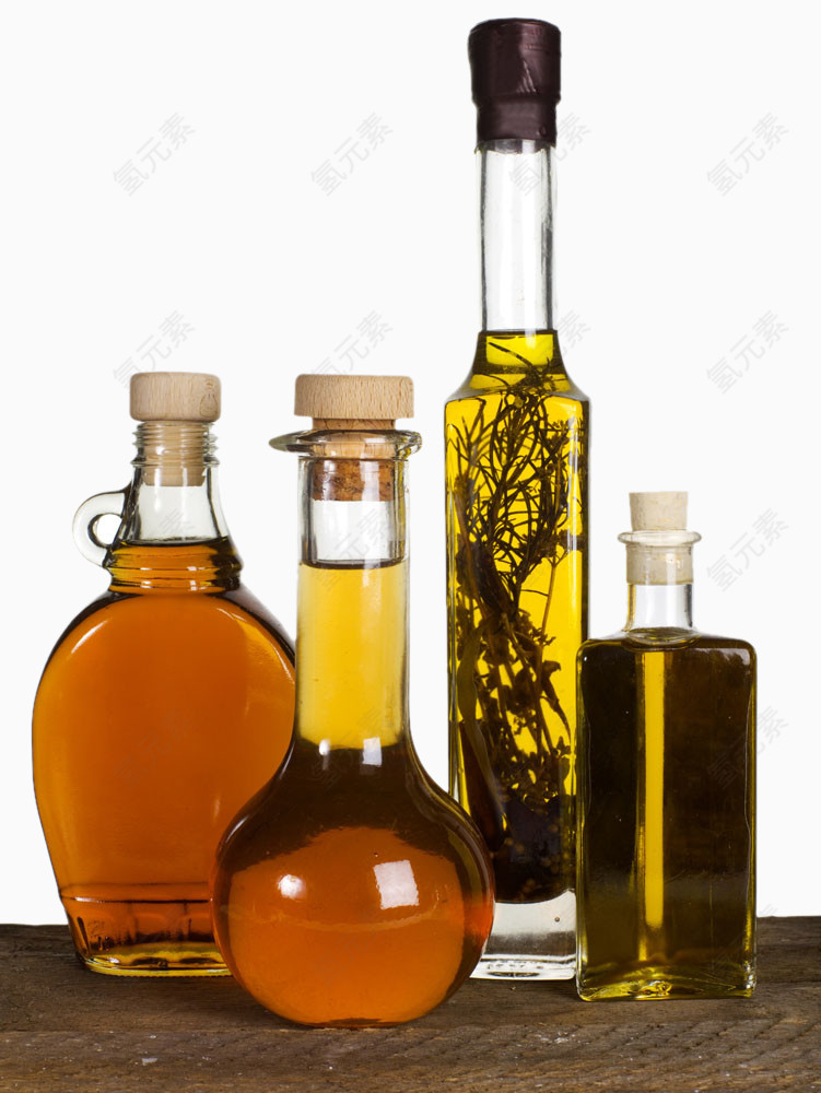 木板上的玻璃瓶橄榄油