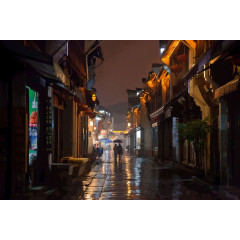 夜色里雨中的老街道