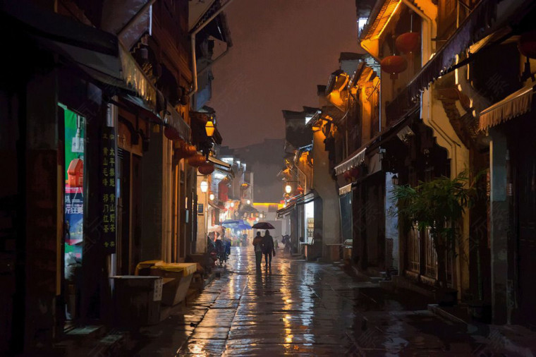 夜色里雨中的老街道