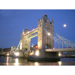 华灯初上里的伦敦塔桥