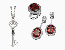 红宝石耳环戒指和钥匙坠子项链