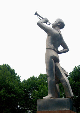 吹着号角的铜人雕像