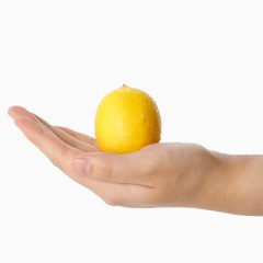 一只手握着柠檬