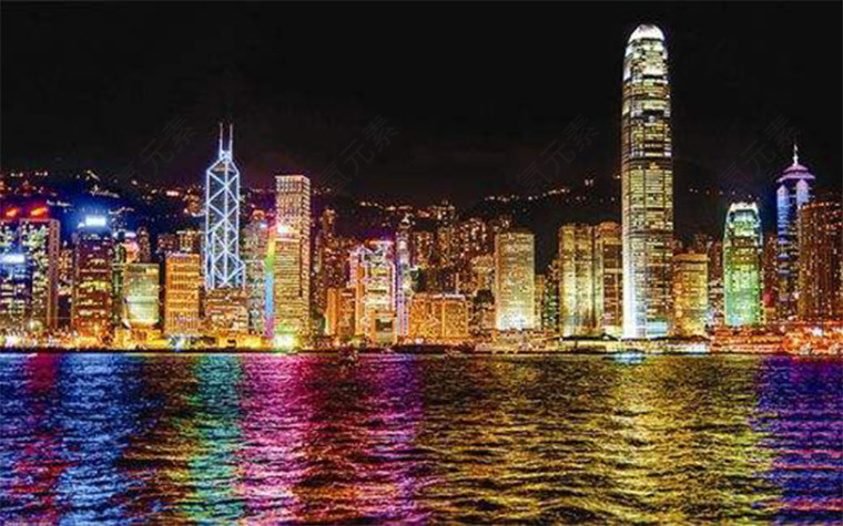 五彩绚丽的海上夜景