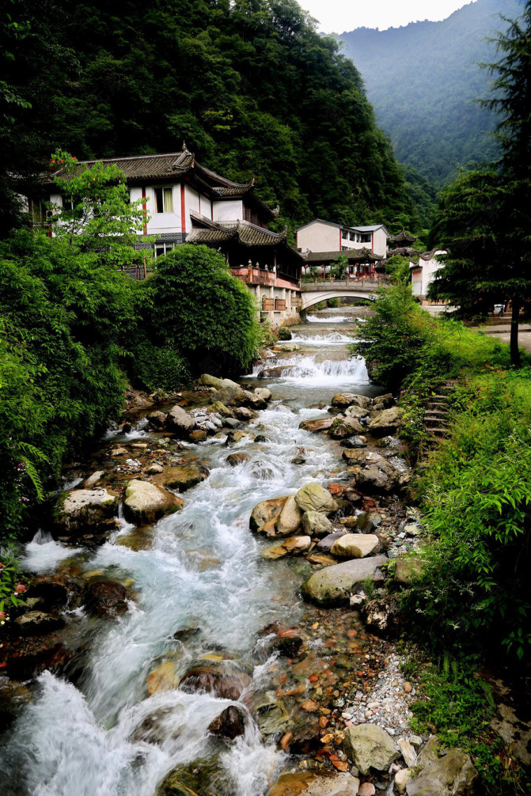 雪山下的建筑