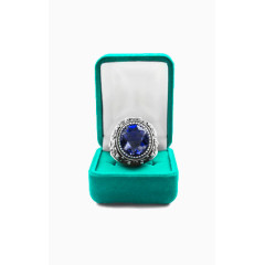蓝色礼盒里的戒指
