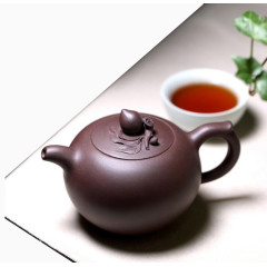 桌子上的茶壶和茶