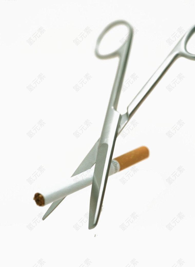 金属锋利剪刀剪香烟