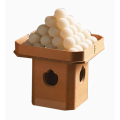 桌子上盛着鸡蛋的容器