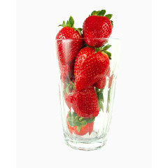 装在玻璃杯子里面的草莓