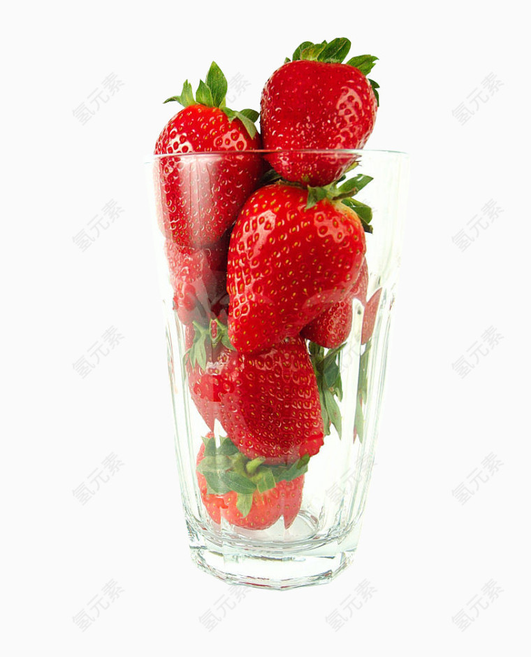 装在玻璃杯子里面的草莓