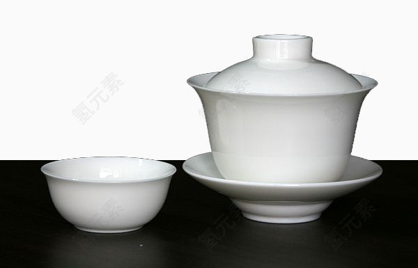 桌上白色的盖碗和茶杯