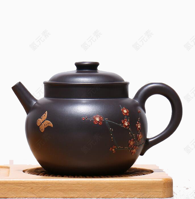 木板上的黑茶壶