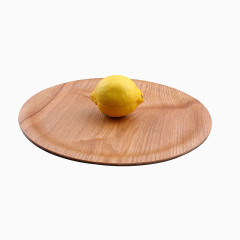 木盘子上的柠檬