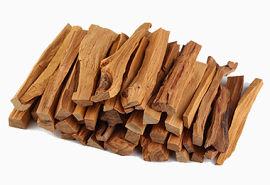 砍好的大小有秩的木柴木条
