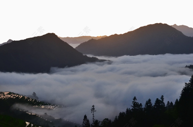 大雾弥漫的加榜梯田峡谷