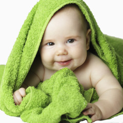 盖毛毯的可爱宝宝