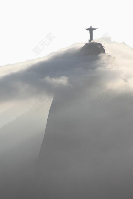 云雾里的巴西里约热内卢基督像
