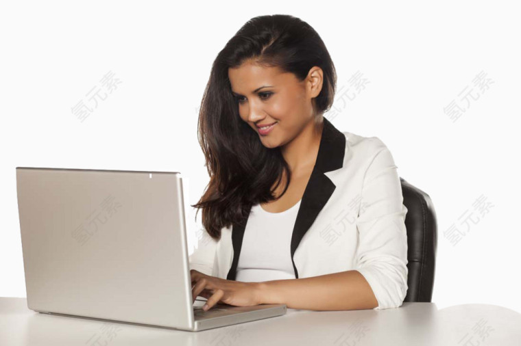 操作笔记本电脑的白领美女