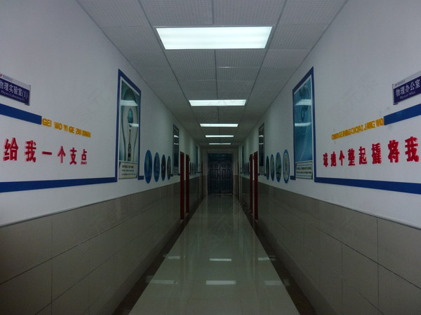 学校教室走廊